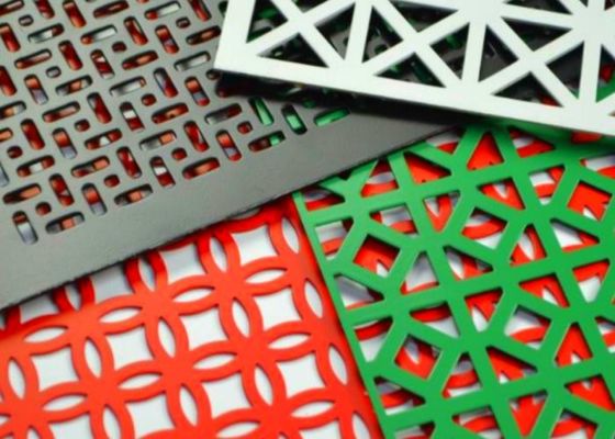 พื้นที่เปิดสูง ช่องเจาะเหล็ก Mesh Sheets PVC ผิวเคลือบตกแต่ง ขนาดหลุม 0.1mm