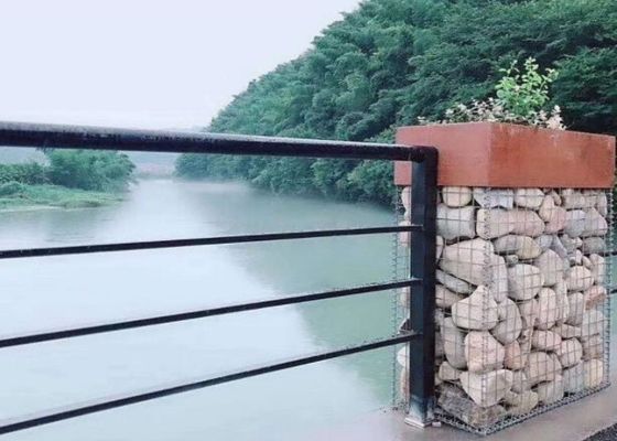 ตาข่ายลวดเชื่อมหนาใช้เป็นกรงเหล็กตกแต่งในงานจัดภูมิทัศน์