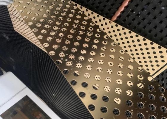 ผนัง Mesh โลหะ perforated ที่กําหนดเองสําหรับการกรองสถาปัตยกรรม