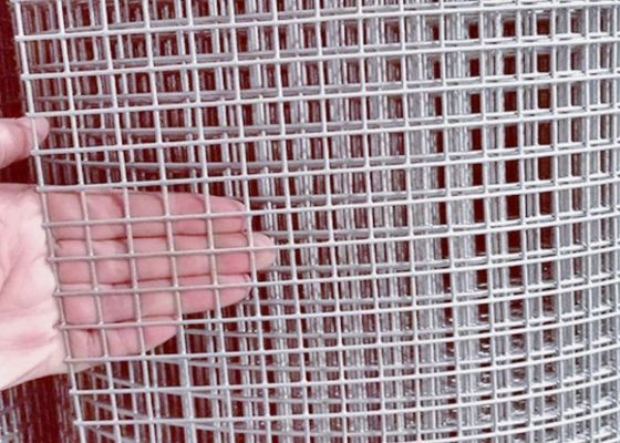 อิเล็กทรอนิกซ์ แกลนไซด์ welded สาย Mesh Roll ความยาว 50M สําหรับสัตว์ที่ปิด