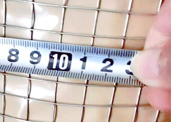 อิเล็กทรอนิกซ์ แกลนไซด์ welded สาย Mesh Roll ความยาว 50M สําหรับสัตว์ที่ปิด