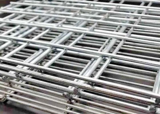 แผงตาข่ายลวดเชื่อมเคลือบสังกะสีแบบจุ่มร้อนที่ปรับแต่งได้ ทนทาน สำหรับการใช้งานที่หลากหลาย