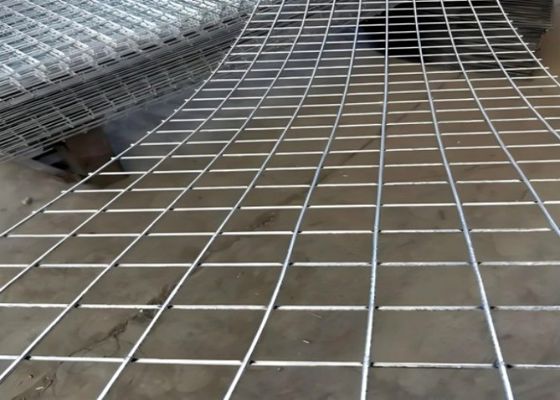 แผงตาข่ายลวดเชื่อมเคลือบสังกะสีแบบจุ่มร้อนที่ปรับแต่งได้ ทนทาน สำหรับการใช้งานที่หลากหลาย