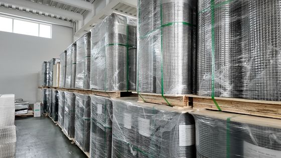 ม้วนตาข่ายเชื่อมยาว 20 เมตร ทนทานต่อการกัดกร่อนสูง เหมาะสำหรับเสริมรั้วและโซลูชันด้านความปลอดภัย